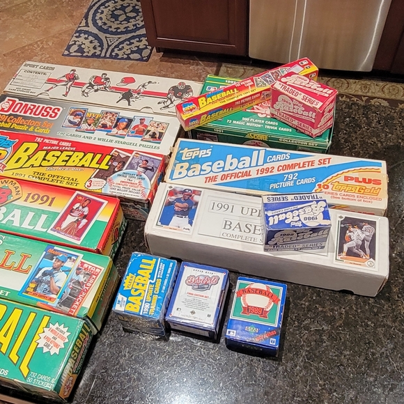 BASEBALL CARDS ASSORTED